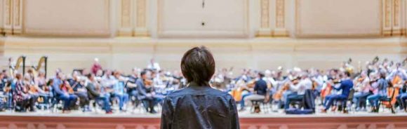 Parfois il faut que Maestro se déplace pour bien entendre l'Orchestre-au-Carnegie-Hall-18-octobre-2017-photo-Antoine-Saito035