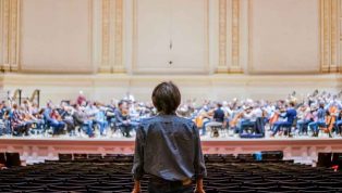 Parfois il faut que Maestro se déplace pour bien entendre l'Orchestre-au-Carnegie-Hall-18-octobre-2017-photo-Antoine-Saito035